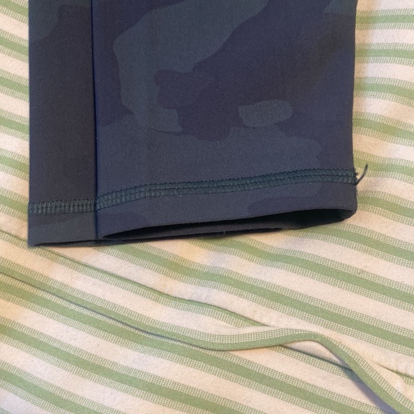 ALO Yoga camo exercise pants. - Picture 5 of 6